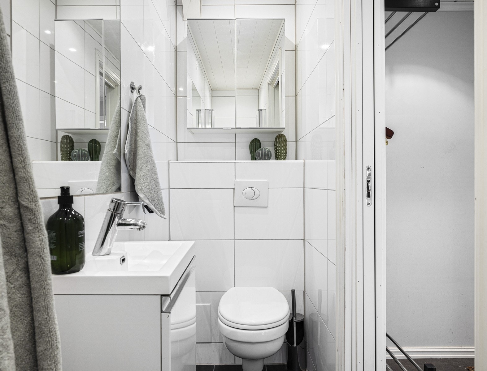 Rommet har flislagt gulv med varmekabler, flislagte vegger samt downlights i himlingen. Galleribilde