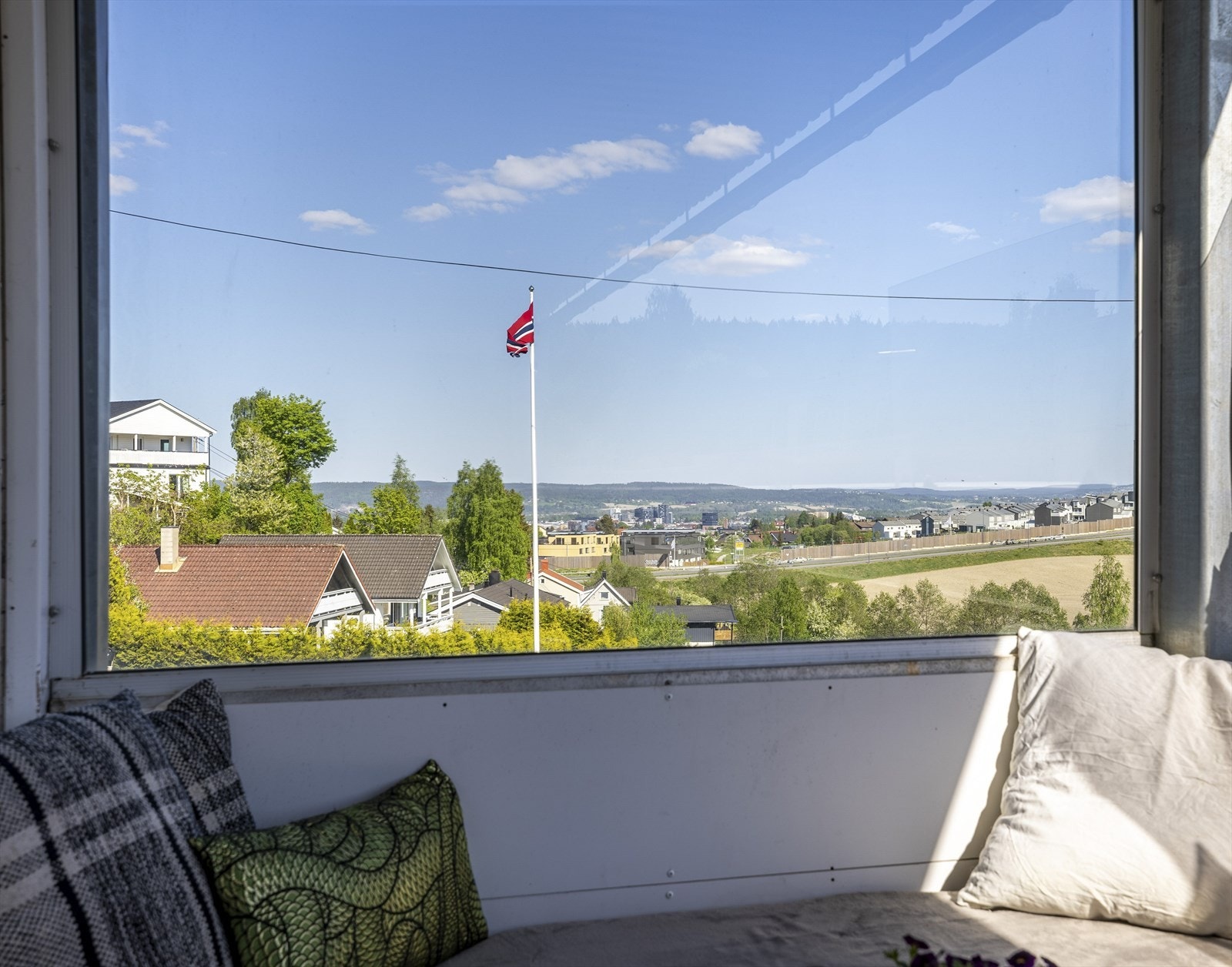 Fra stua er det utgang til en stor sydvendt balkong på hele 16 m² hvor man har flott utsikt mot Lillestrøm. Galleribilde