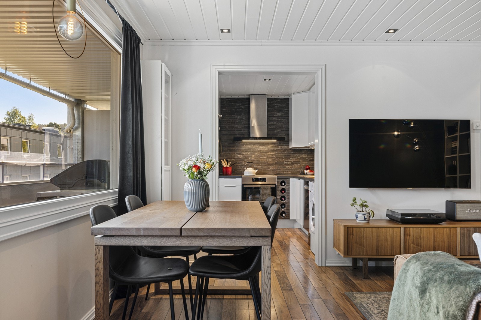 Det er gode møbleringsmuligheter til både stueinnredning og spisestueinnredning. Galleribilde