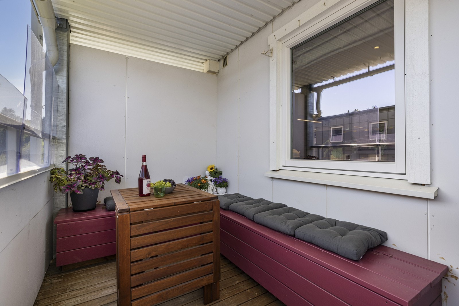 Balkongen har flere plassbygde sitteplasser. Galleribilde