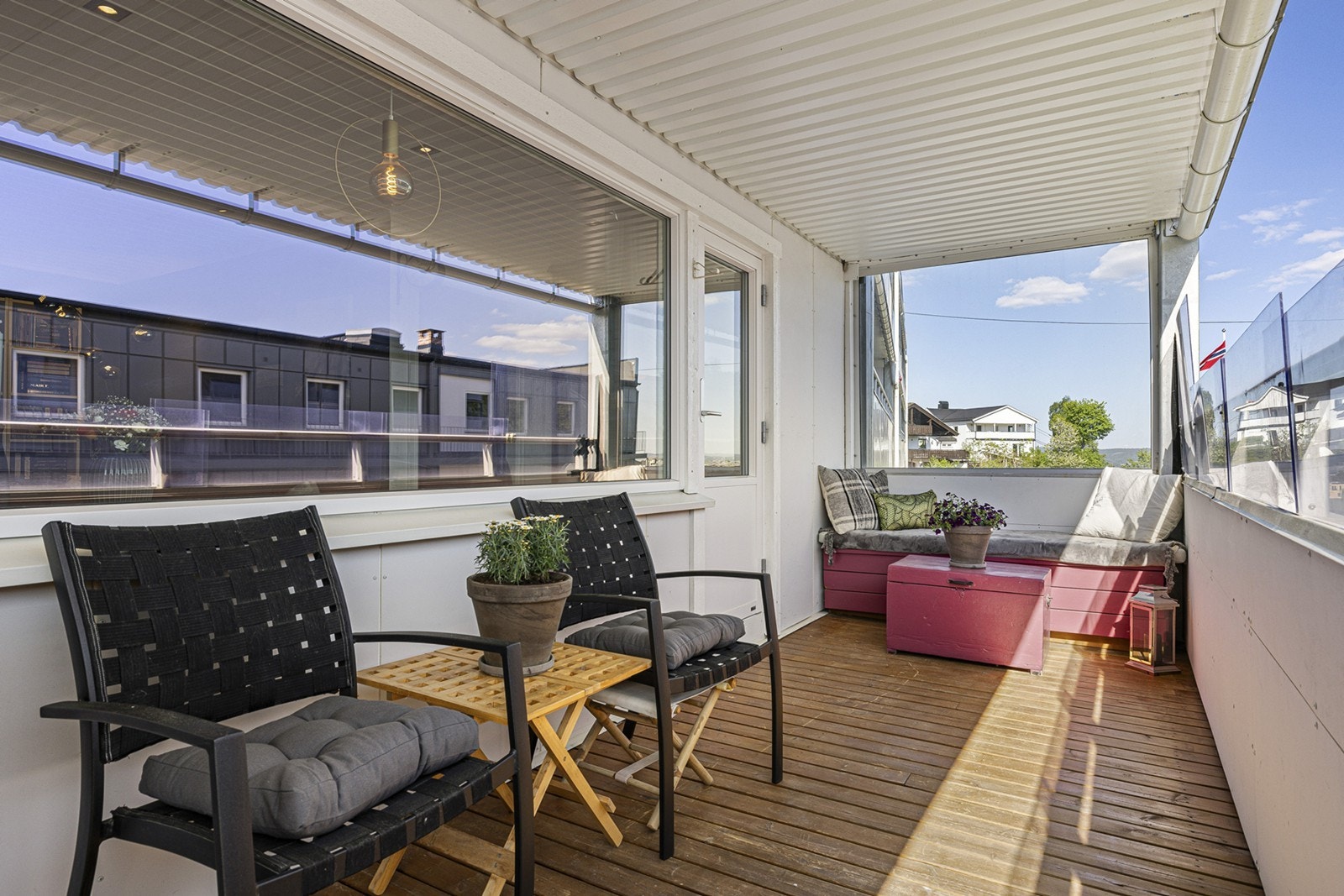 Borrettslaget disponerer over et trimrom som beboere kan benytte seg av. Utenom det er det også fellesvaskeri i kjelleren. Galleribilde