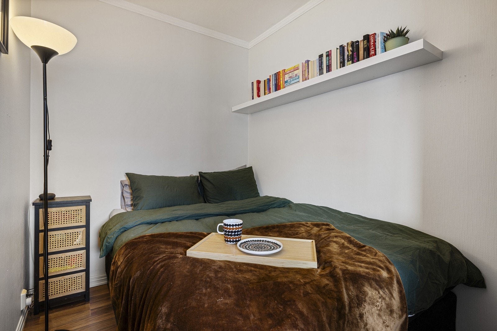 Sovealkoven er lys og romslig med god plass til både dobbeltseng, nattbord og skap/hylle. Galleribilde