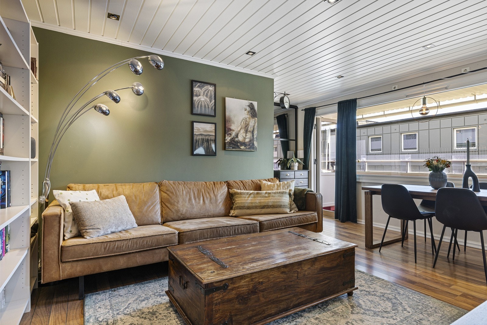 Stua er lys og trivelig med downlights i himlingen og utgang til balkongen. Galleribilde
