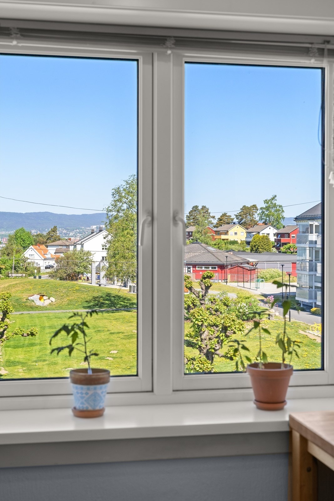 Frodig og flott utsikt fra kjøkken Galleribilde