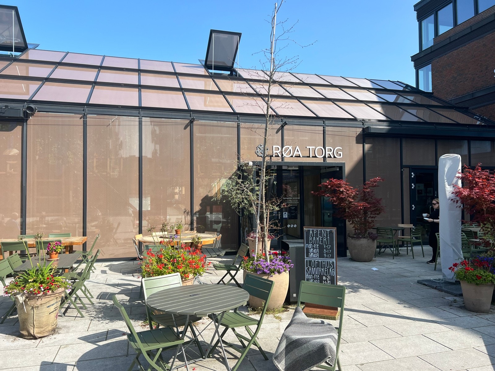 Kaffe og kaker i solen på Røa Galleribilde
