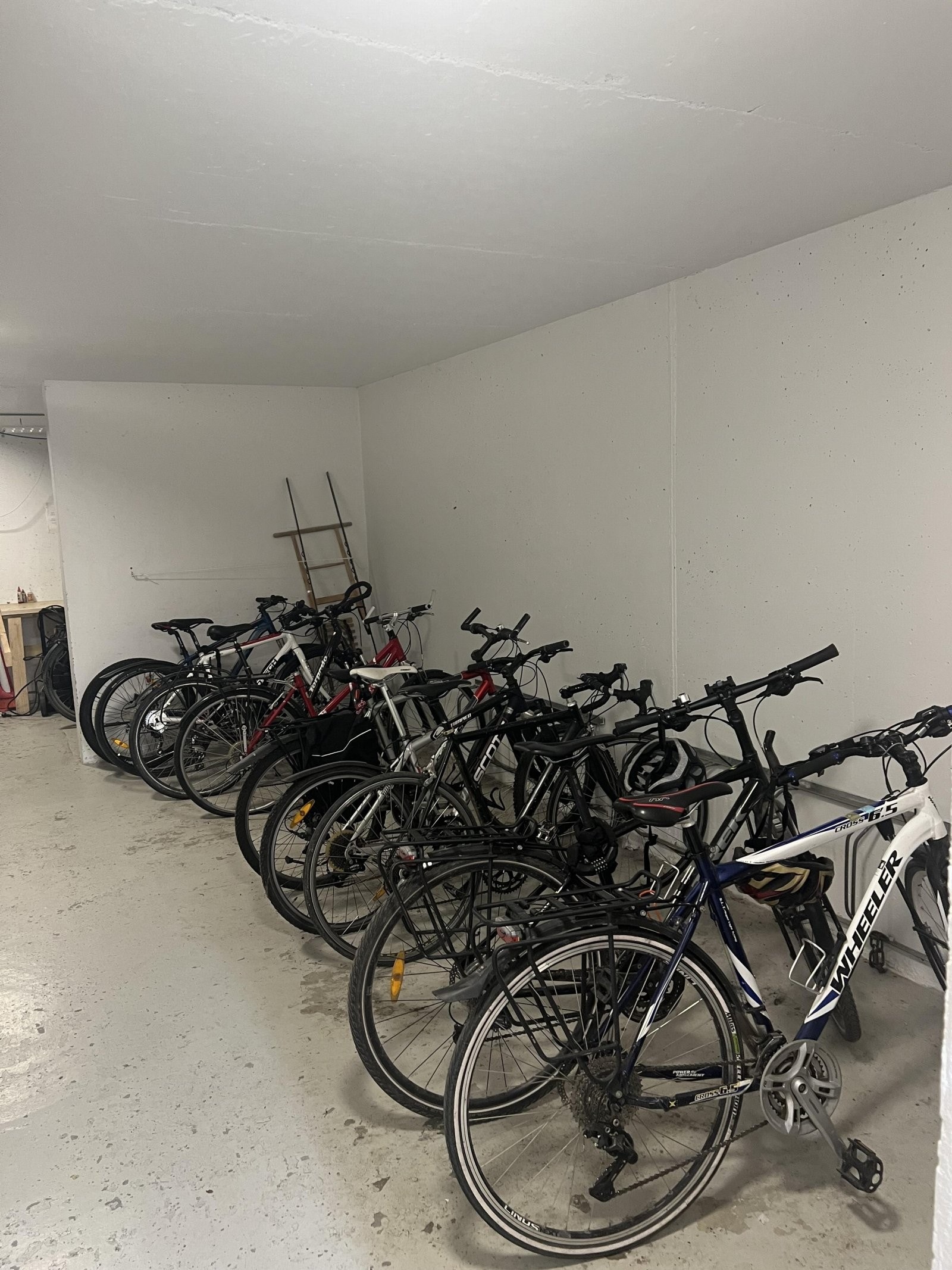 Sykkelparkering i kjeller Galleribilde