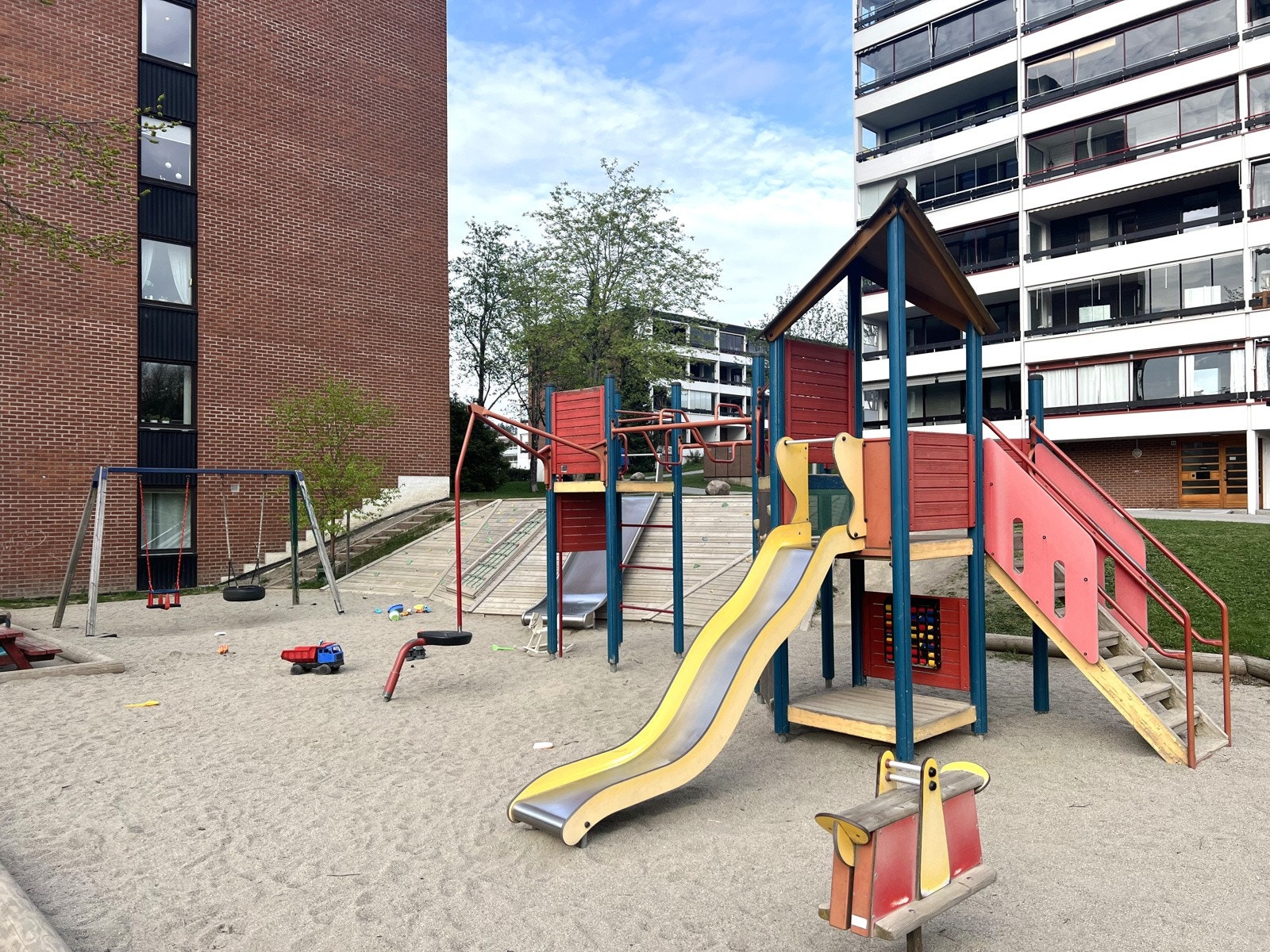Lekeplass mellom blokkene Galleribilde