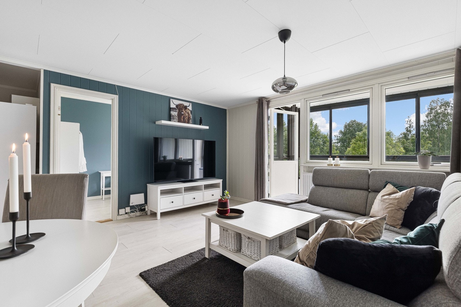 Velkommen inn. Leiligheten med en praktisk planløsning og utgang til innglasset balkong. Galleribilde