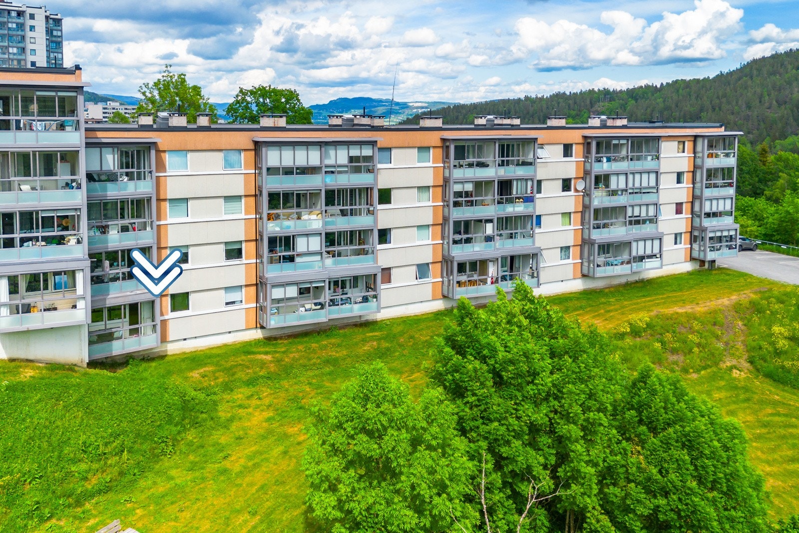 Fasade med leiligheten beliggende i høy 1.etasje. Galleribilde