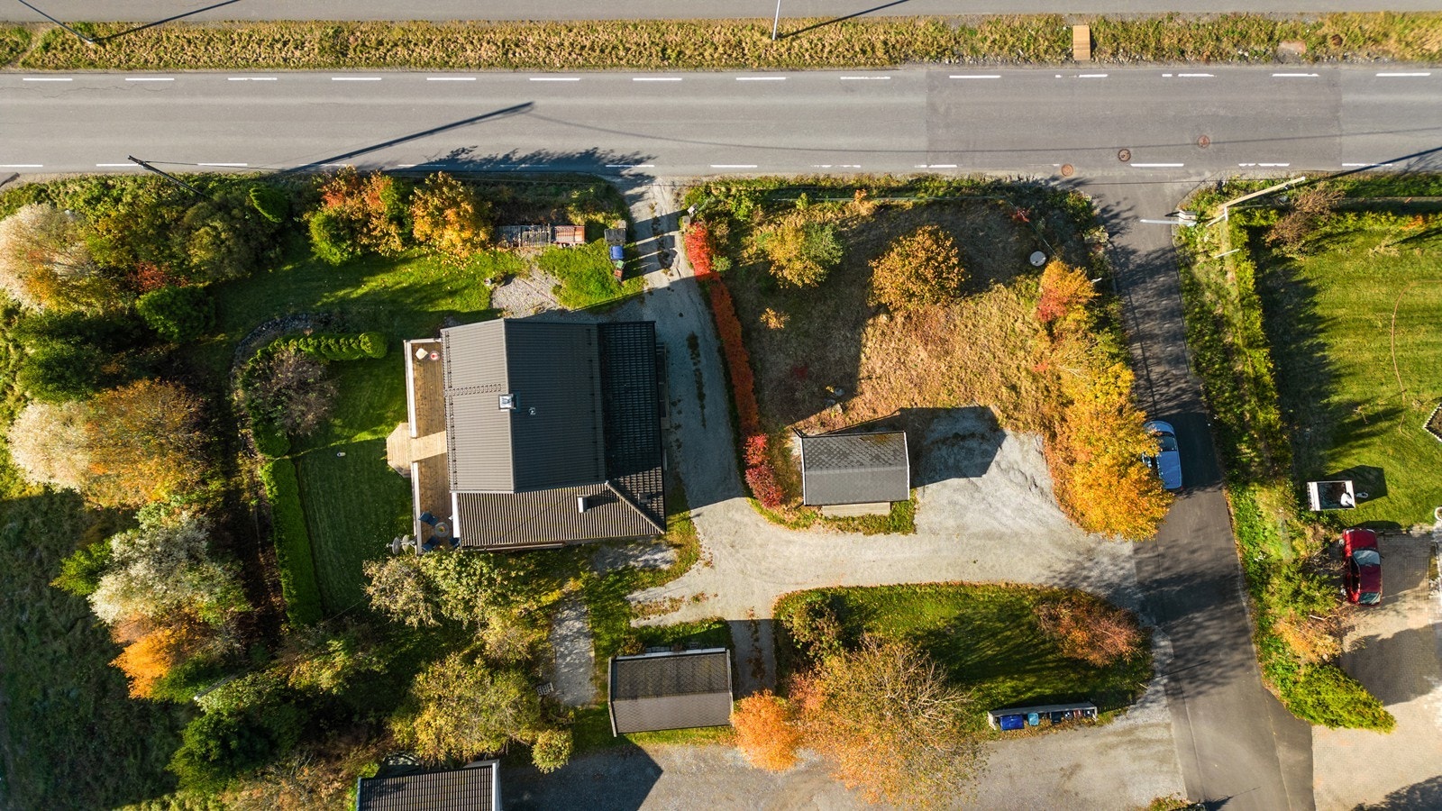 Oversiktsbilde av bolig og nabotomt Galleribilde