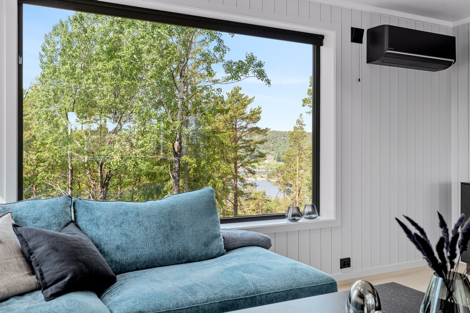 Fra stuen har man utsikt utover den vakre naturen i området Galleribilde