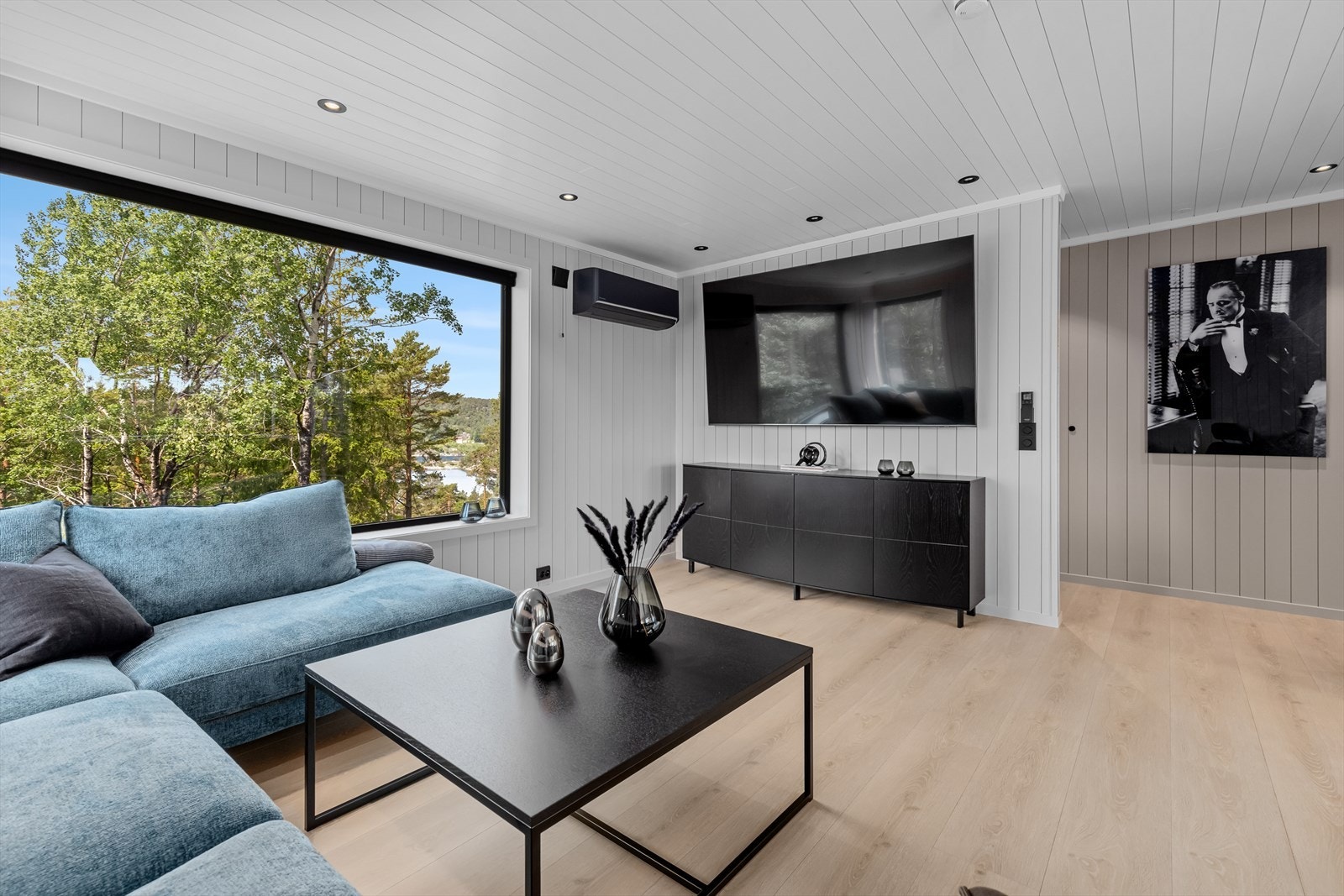 Store vindusflater gir mye naturlig lys Galleribilde