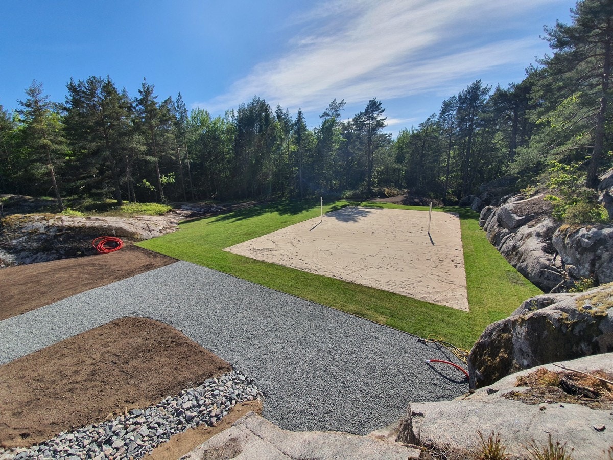 Valåsen er et barnevennlig område hvor man er tett innpå bade sjø og natur. Det er også Balløkke, sandvolleyballbane og en liten klatrevegg Galleribilde