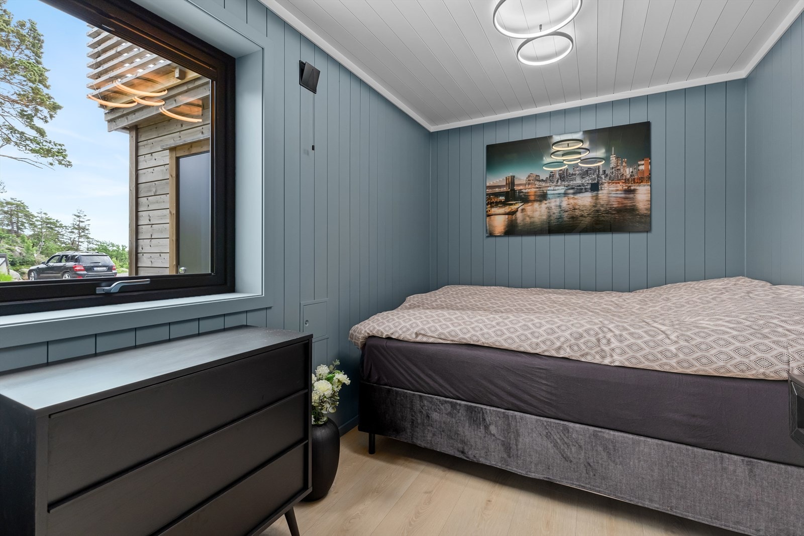 Hyttene har 3 soverom hvor 2 av rommene kan ha dobbeltseng og nattbord hvis ønskelig Galleribilde