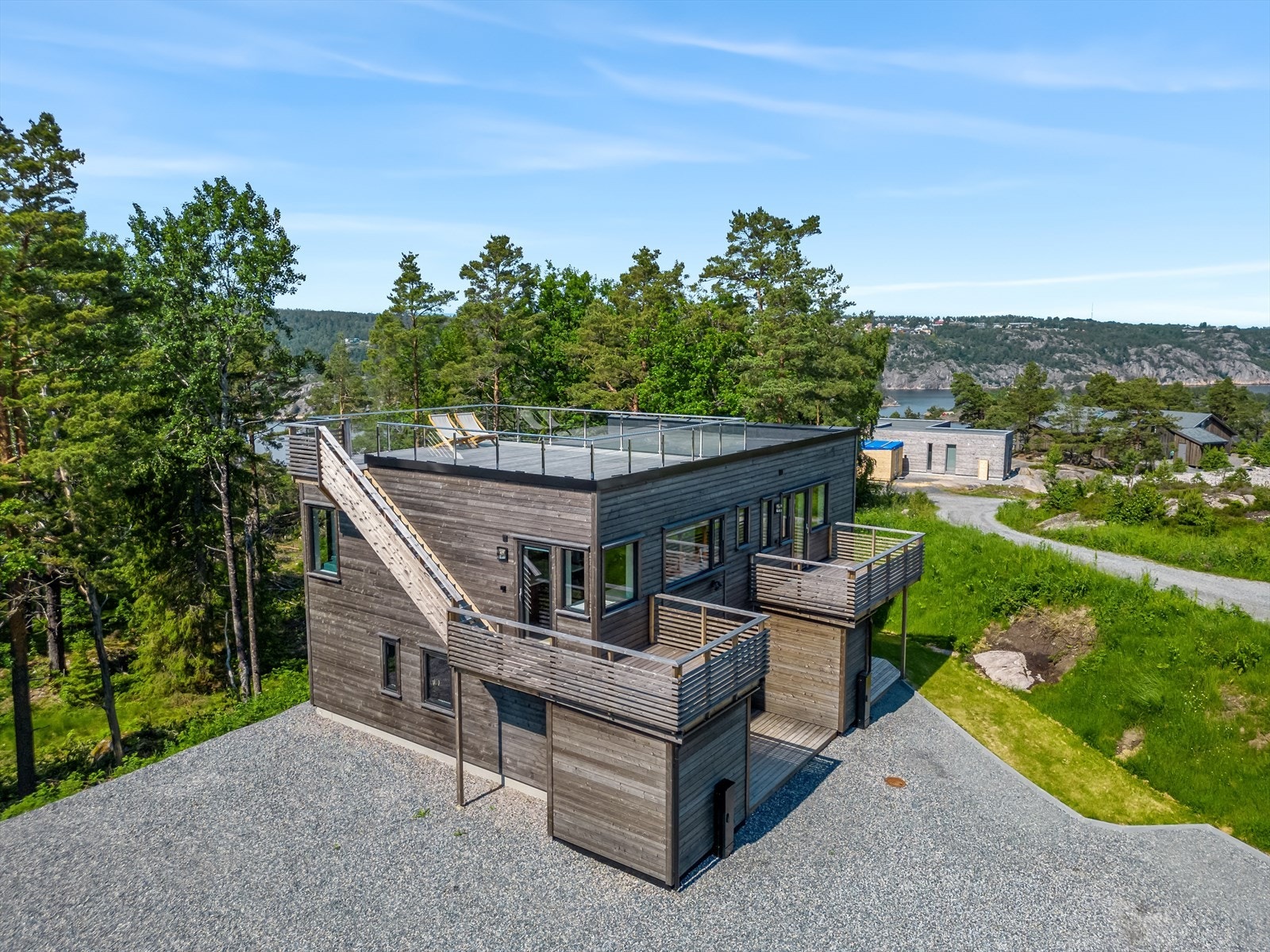 Moderne duo hytter med sjønær beliggenhet og rett til kjøp av båtplass Galleribilde