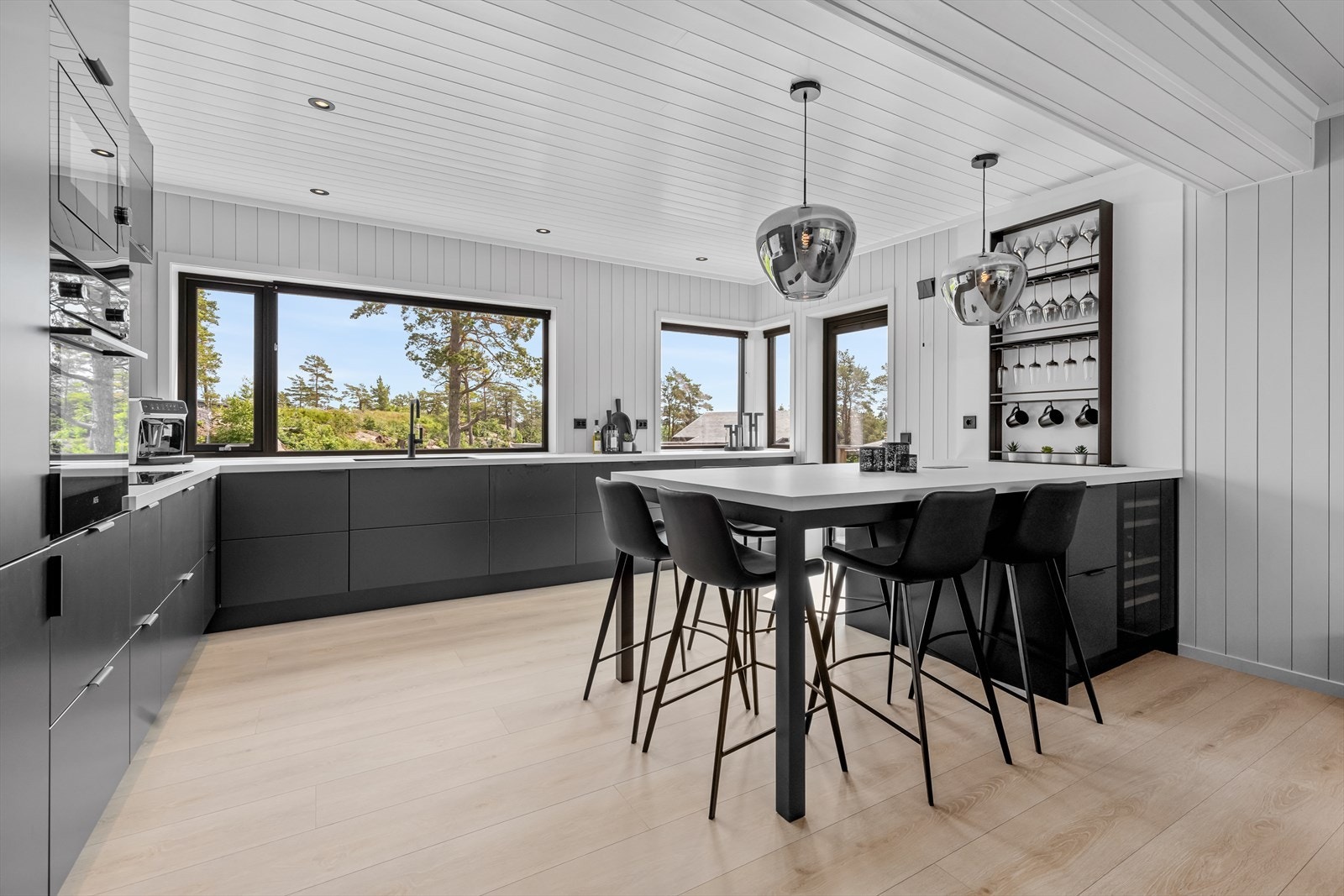 Kjøkken med integrerte hvitevarer Galleribilde