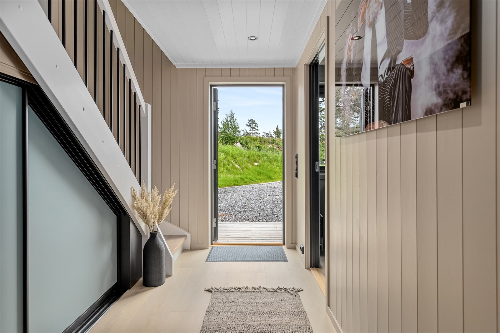 Lys og romslig entré med plassbygd skapløsning Galleribilde