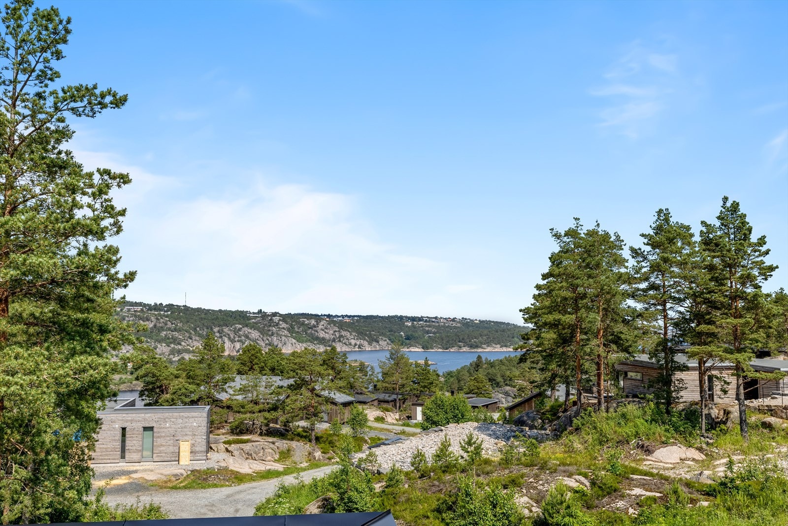 Fra takterrassen ser man fjorden mot nordvest og nord øst, samt havet mot syd Galleribilde