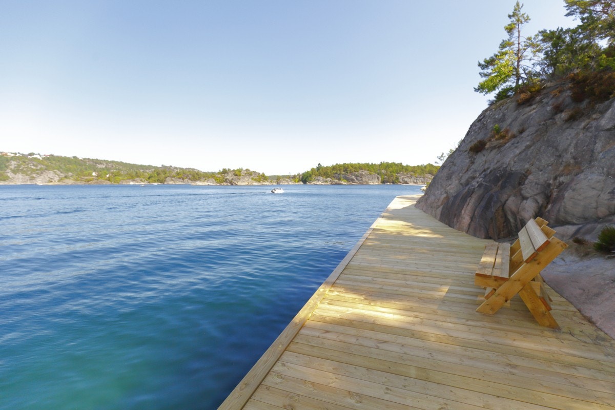 Fra bryggene er det også flotte bademuligheter Galleribilde