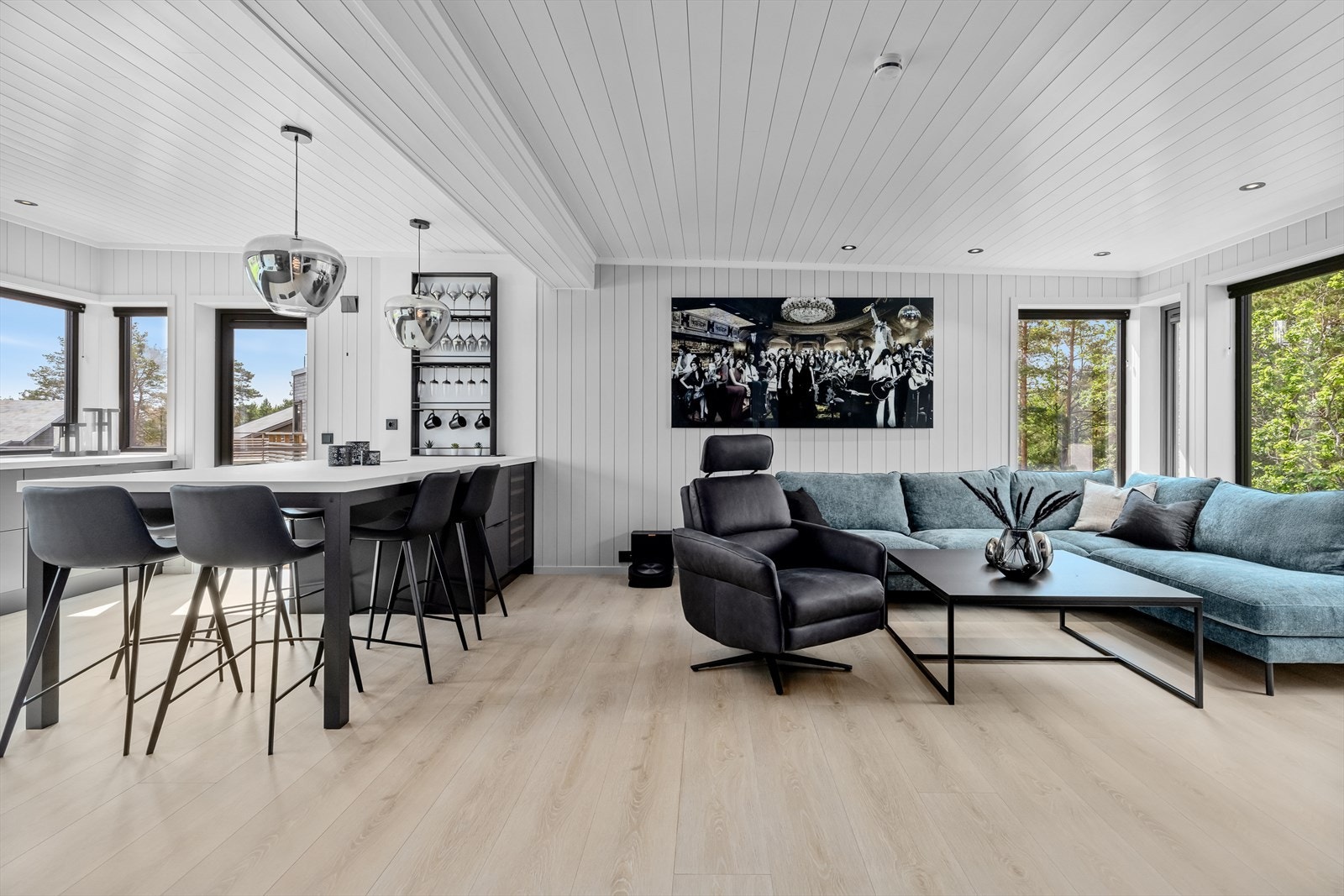 Hyttene har en moderne og åpen stue/kjøkken-løsning Galleribilde