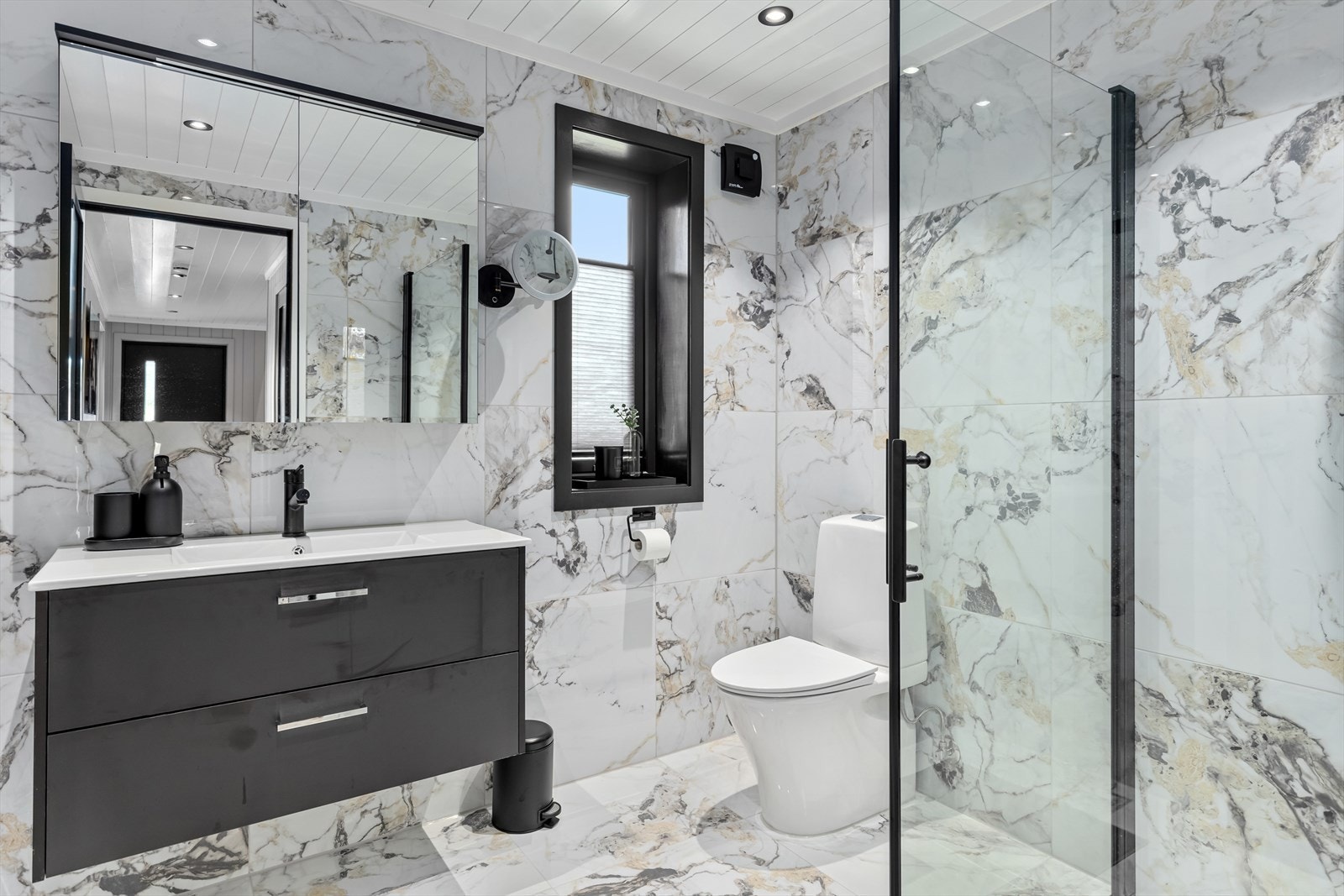 Lekkert og moderne bad også. Veldig stilfult! Galleribilde