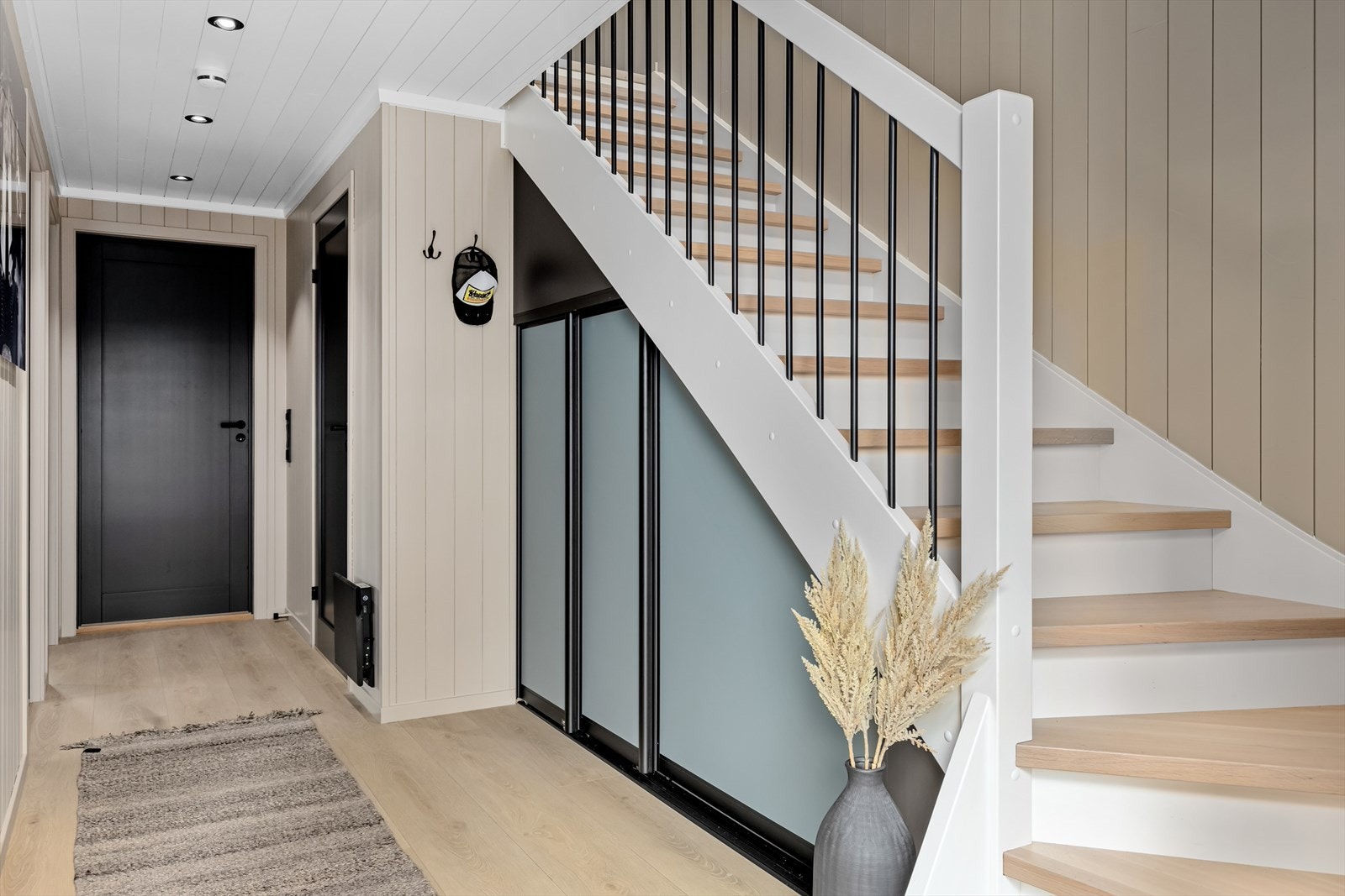 I første etasje finner vi entrè/gang, tre soverom, samt bad og innvendig bod Galleribilde