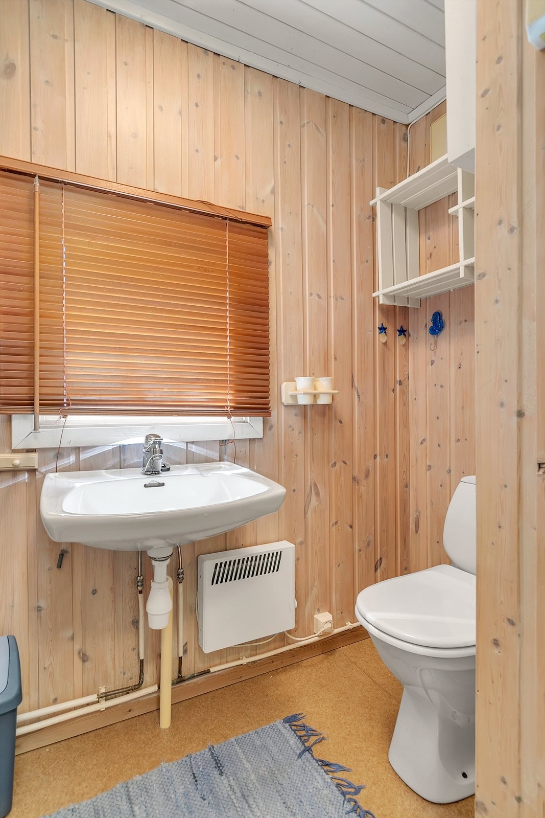 Bad med dusjkabinett og toalett Galleribilde