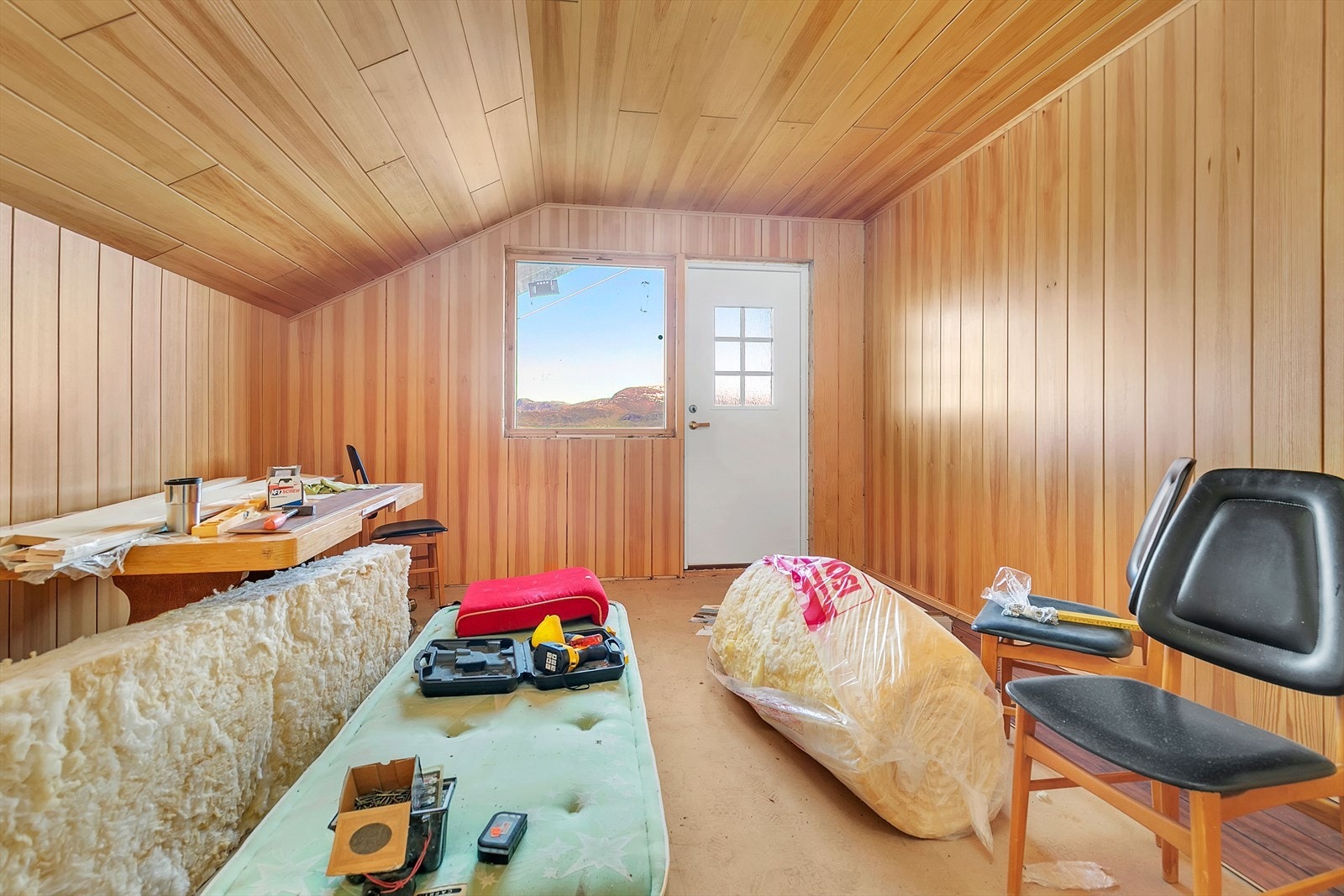 Delvis innredet 2. etasje, dør ut til balkong Galleribilde