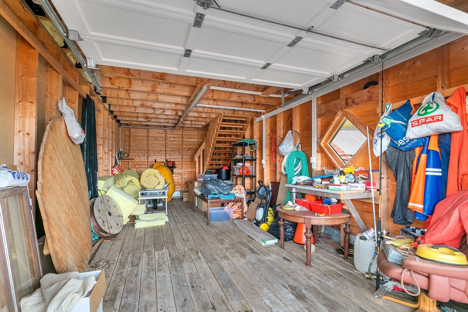 Naust - 1 etg. med garasjeport mot sjøen Galleribilde