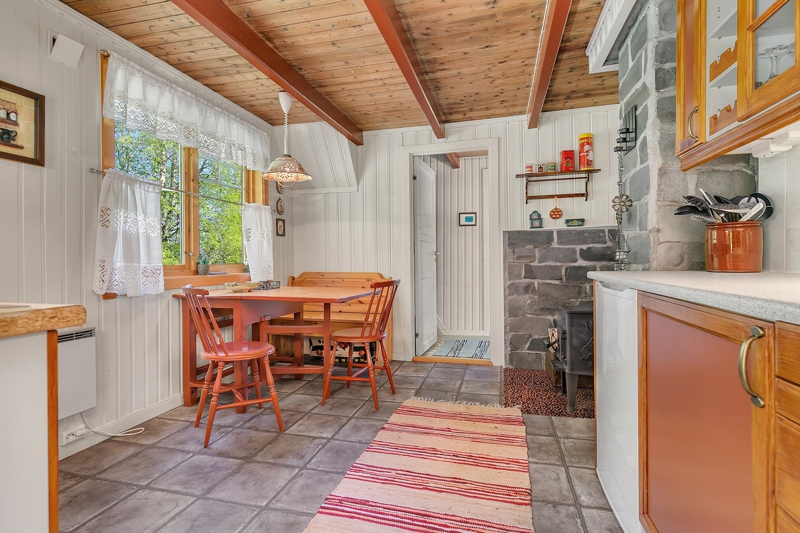 Kjøkken med god plass for spisegruppe Galleribilde