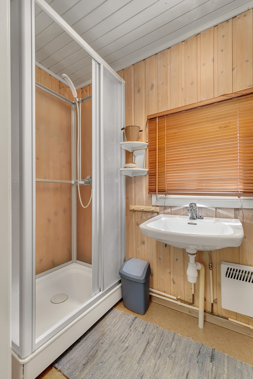 Bad med dusjkabinett og toalett Galleribilde