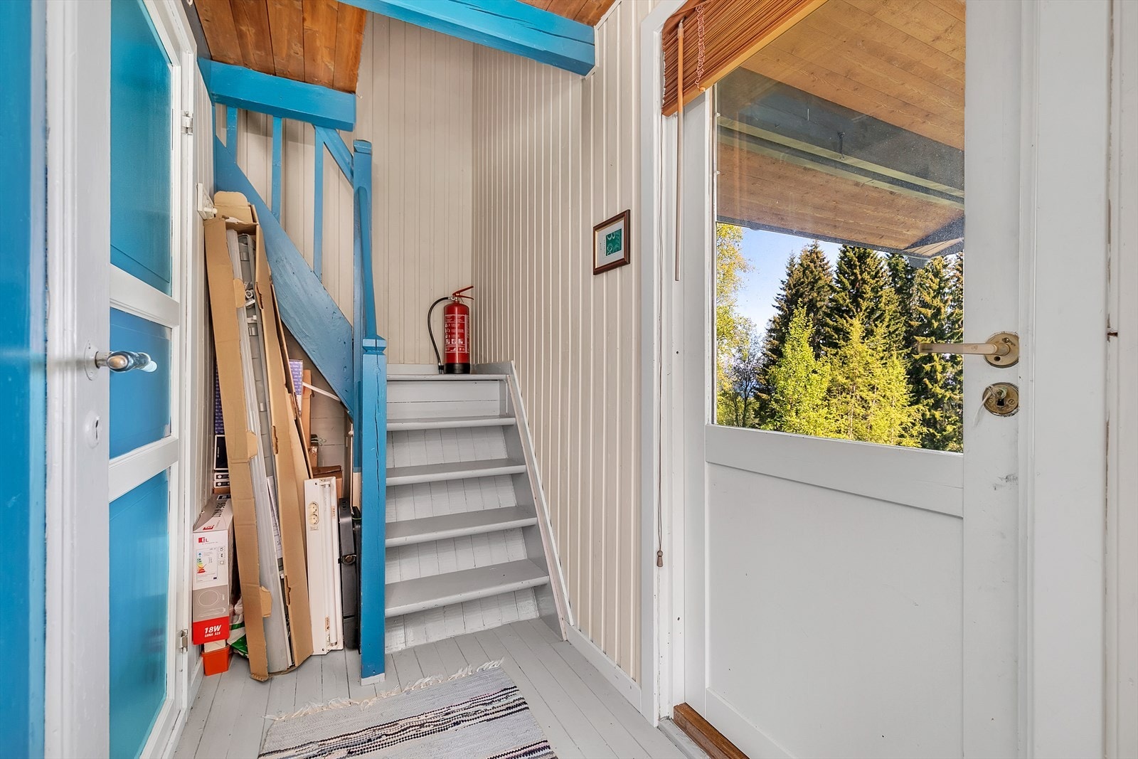 Trappegang mellom kjøkken og stue, videre adkomst til veranda Galleribilde