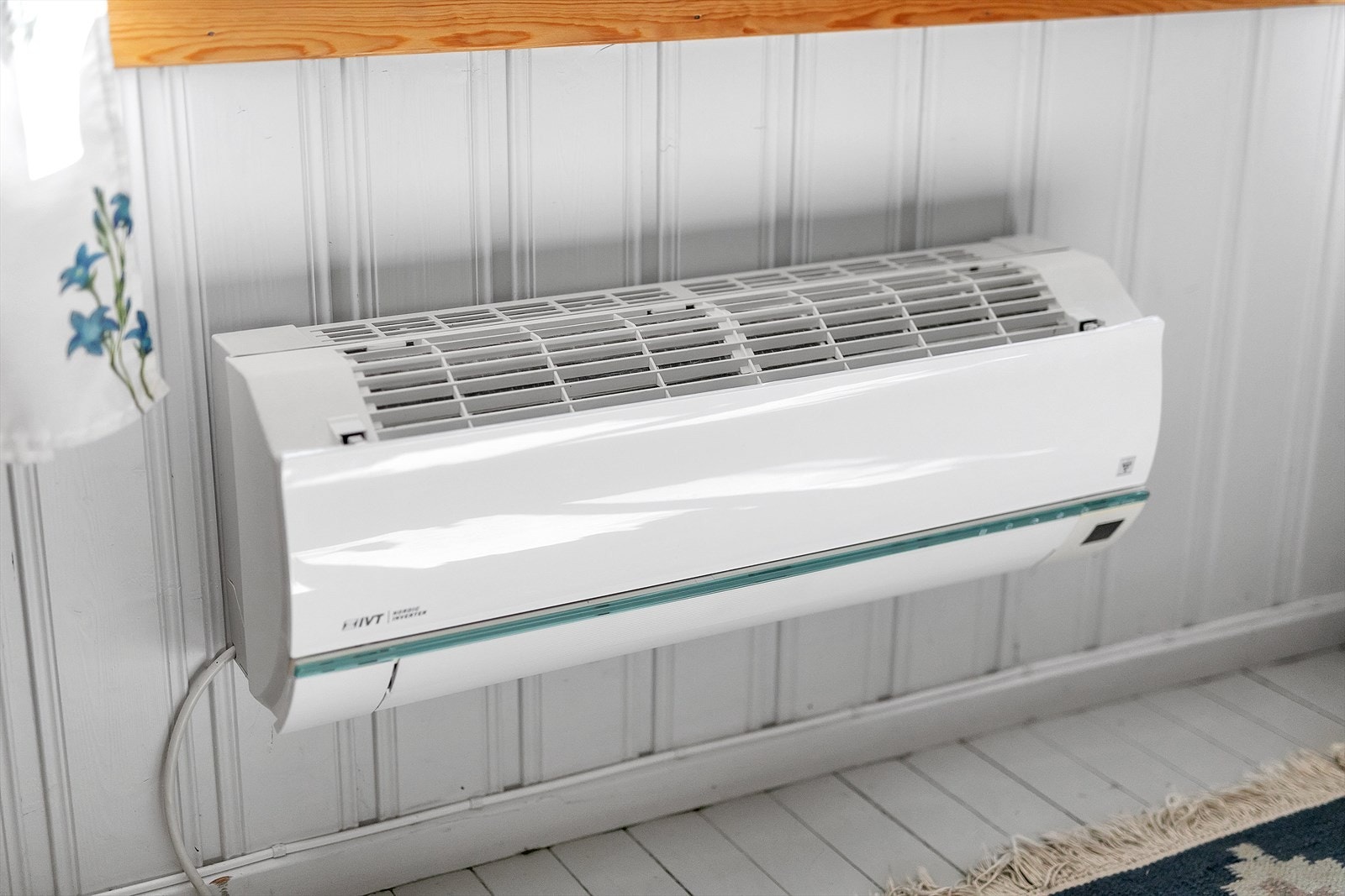 Varmepumpe og vedfyring i stue Galleribilde