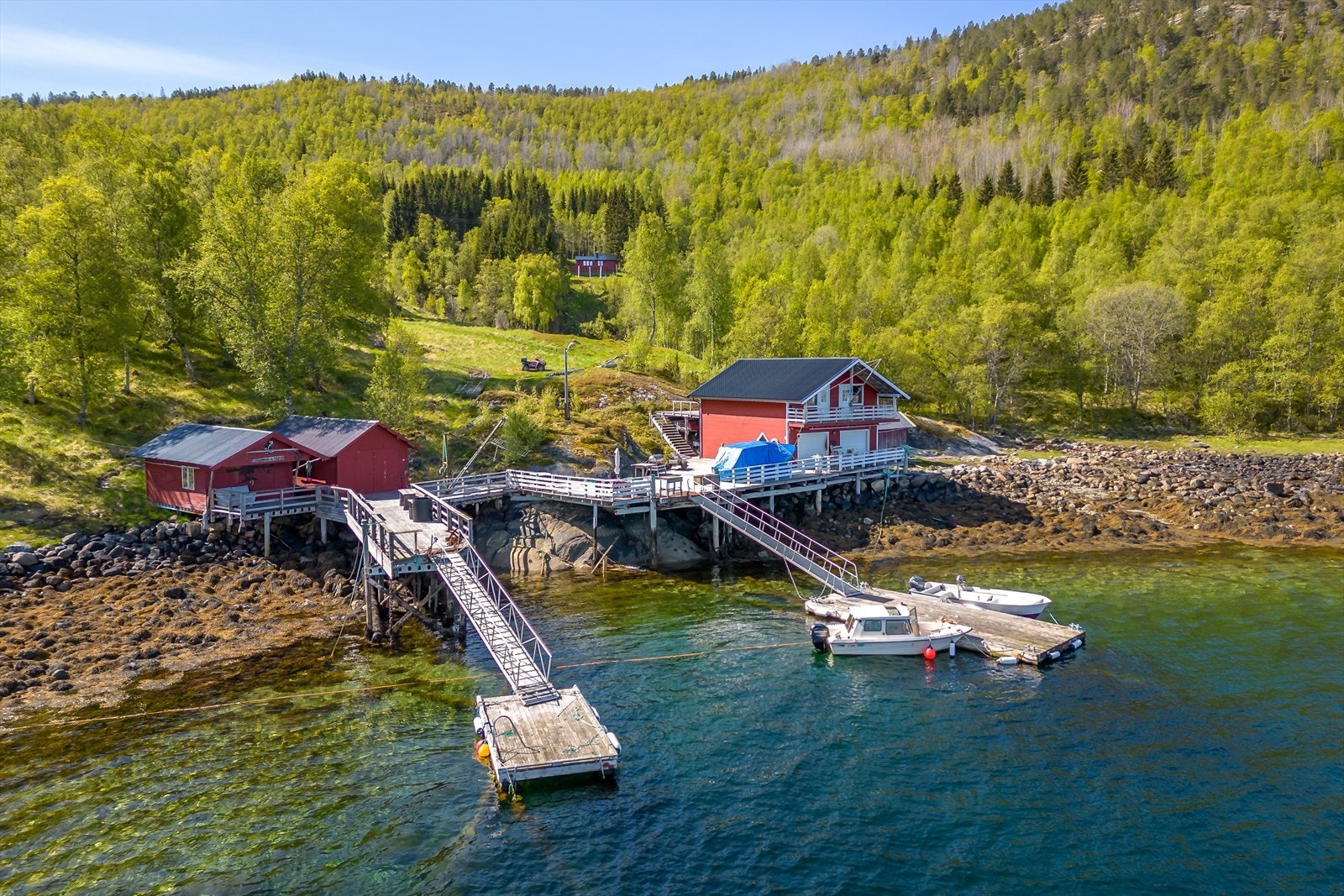 Del av brygge, kai og naust tilhørende eiendommen Galleribilde