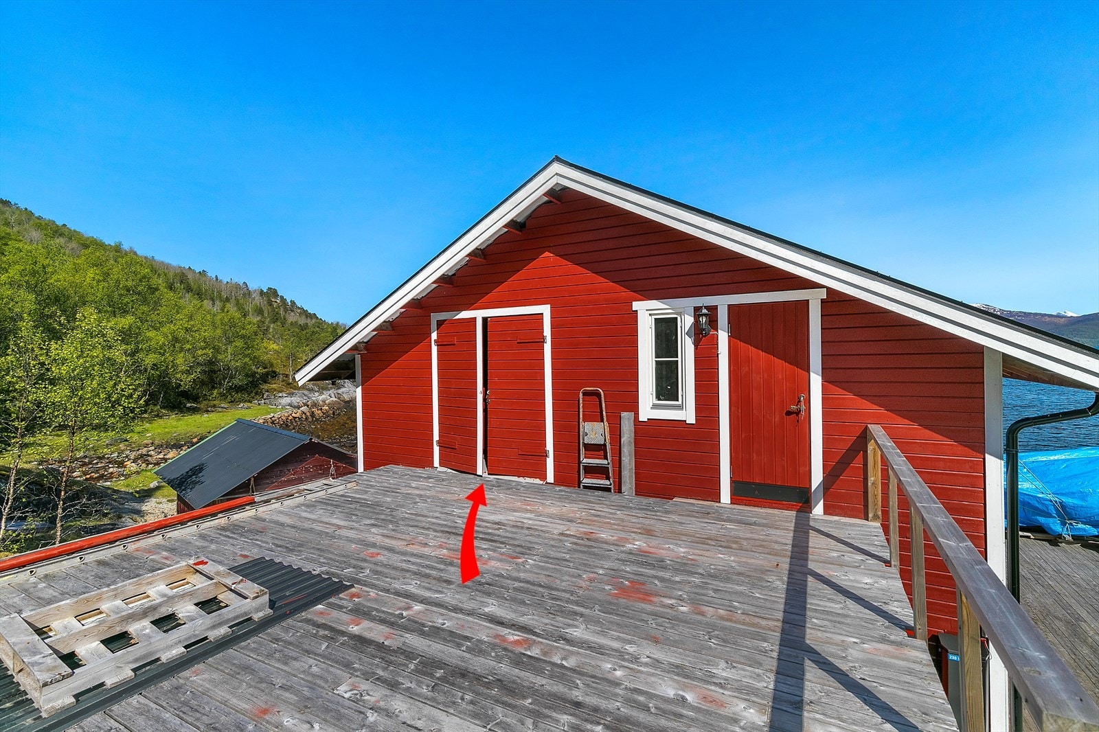 Det er adkomst til naustets 2. etasje fra baksiden Galleribilde
