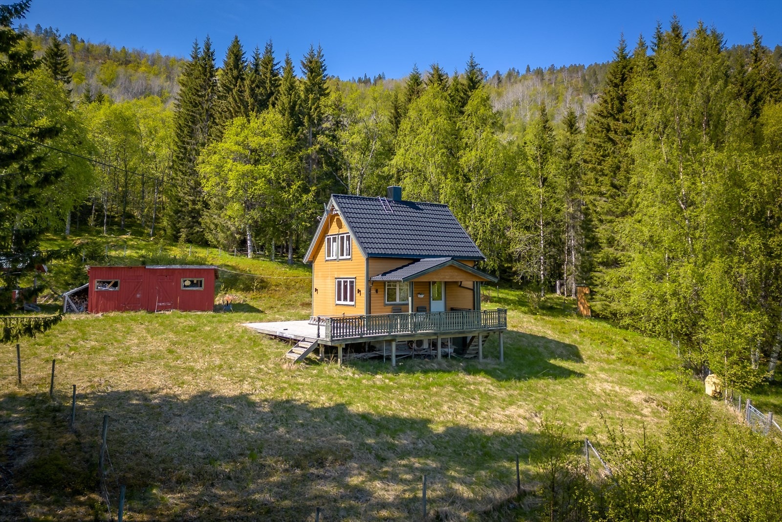 Fritidsbolig med opparbeidet tomt rundt Galleribilde