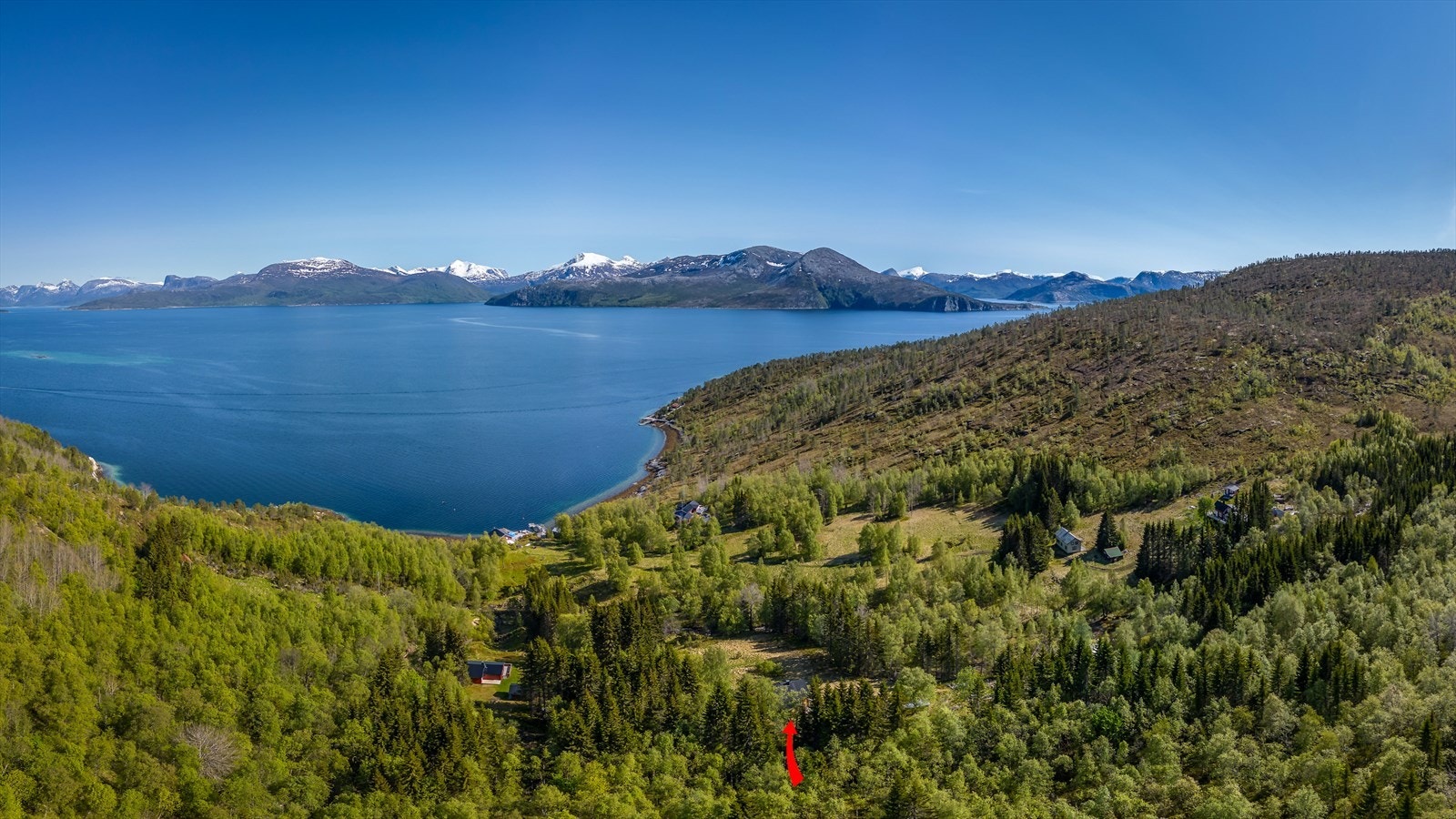 Eiendommen ligger flott til i Storvika i Tysfjorden, nærmeste tettsted er Drag og Kjøpsvik Galleribilde