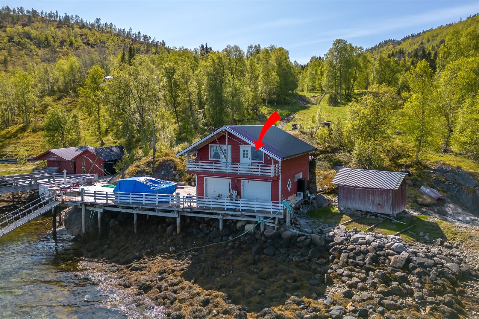 Halvpart av naust markert Galleribilde