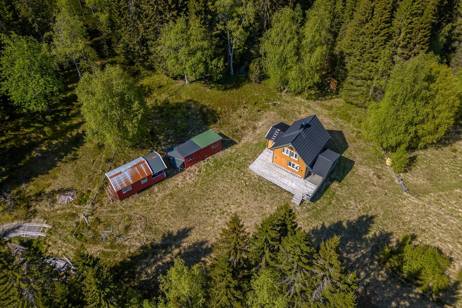 Fritidsbolig, uthus og vedskjul på eiendommen Galleribilde