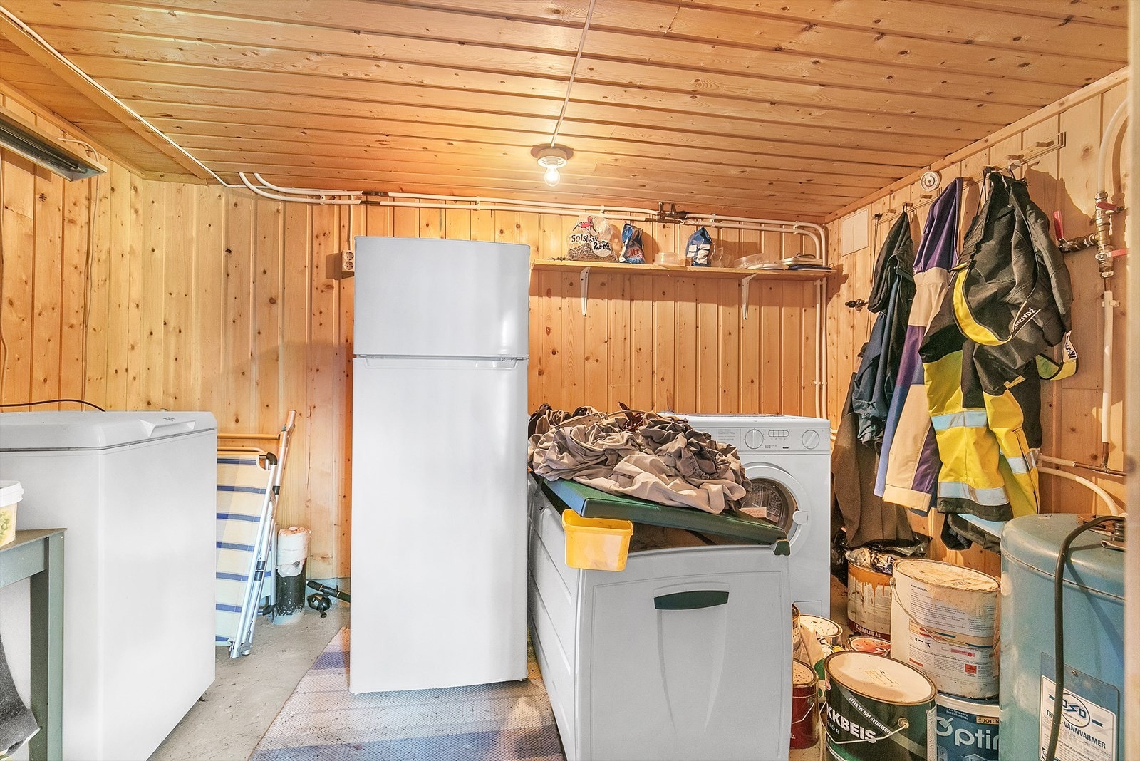 Kjellerrom med opplegg for vaskemaskin Galleribilde