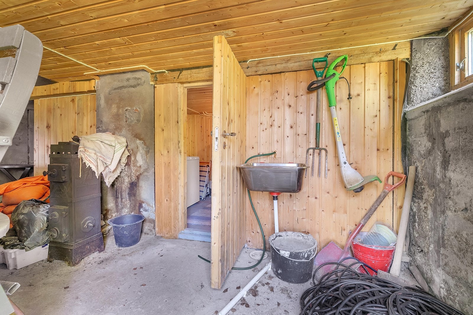 Kjellerrom med utslagsvask og sluk i gulv Galleribilde