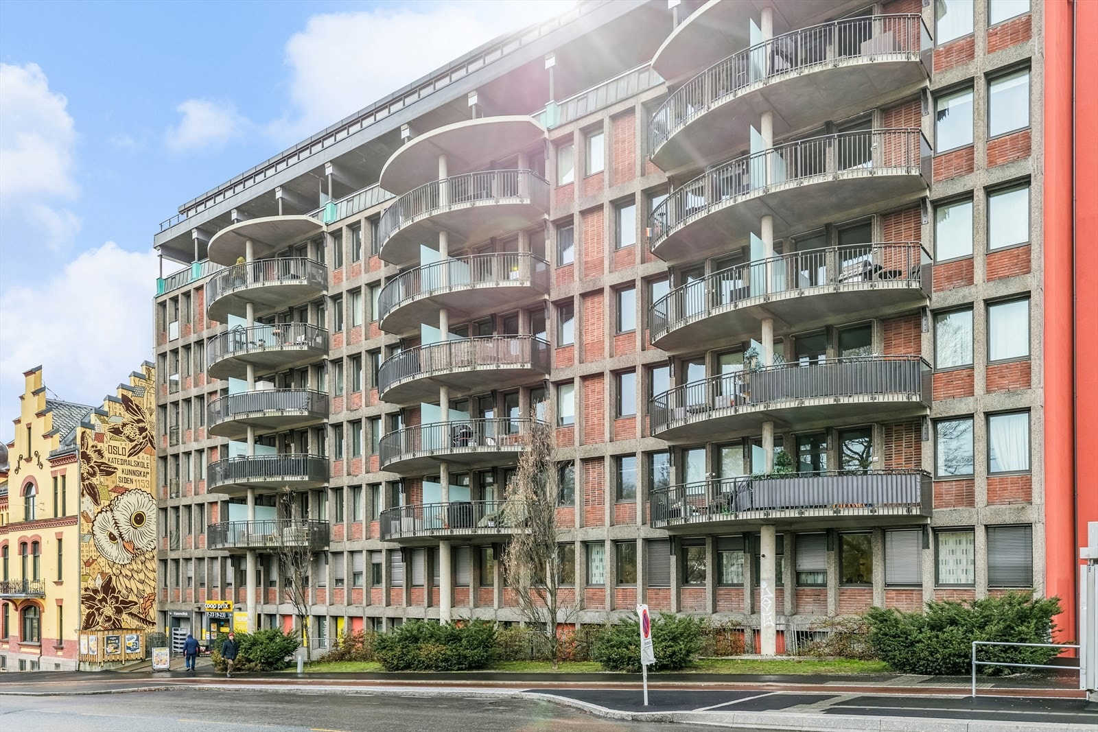 Det er både tilknyttet matbutikk i byggets første etasje, kort vei til både offentlig transport, barnehage og skoler. Galleribilde