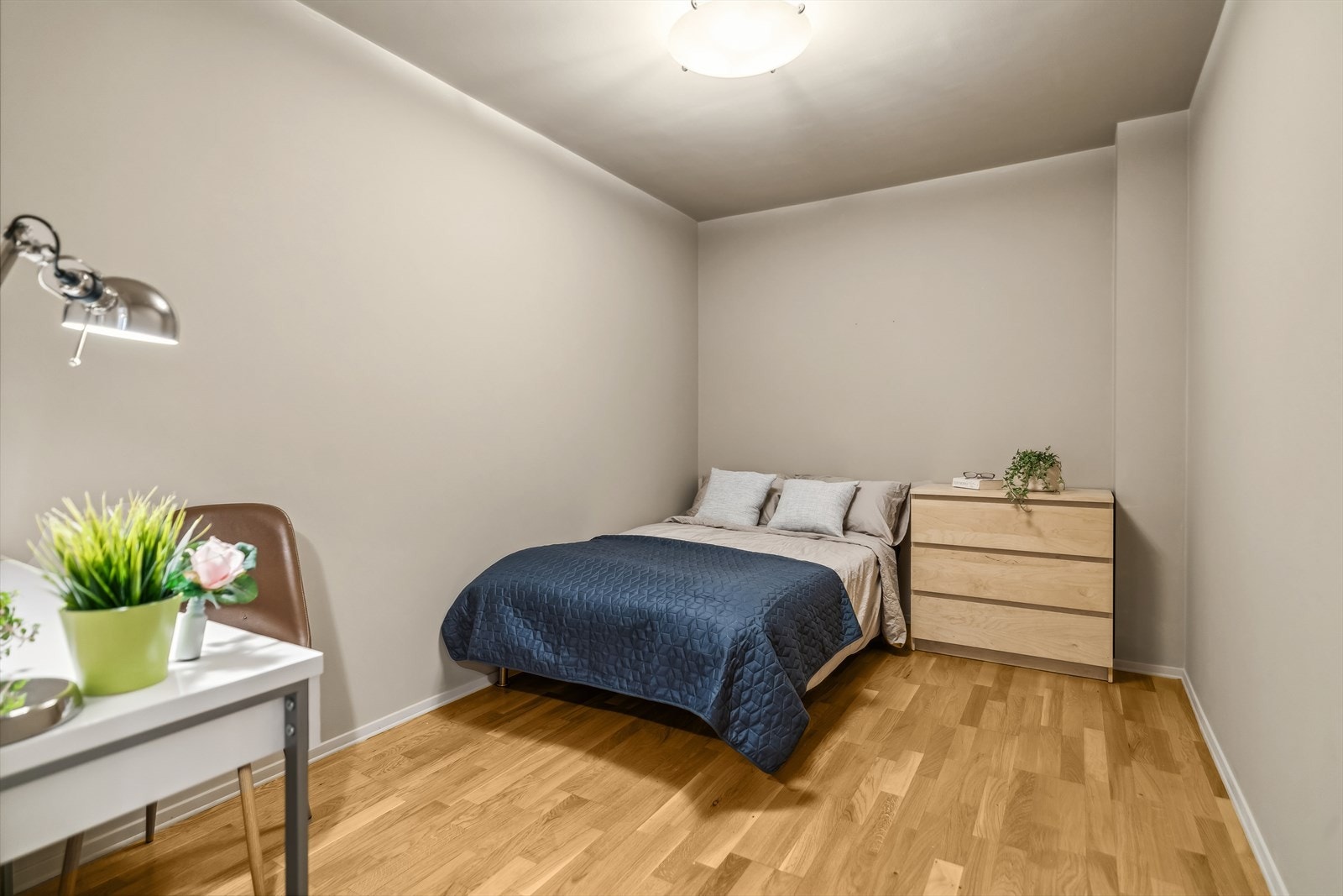 Det disponible rommet har ingen vinduer i dag og kan fint benyttes som walk-in closet eller innvendig bod. Galleribilde