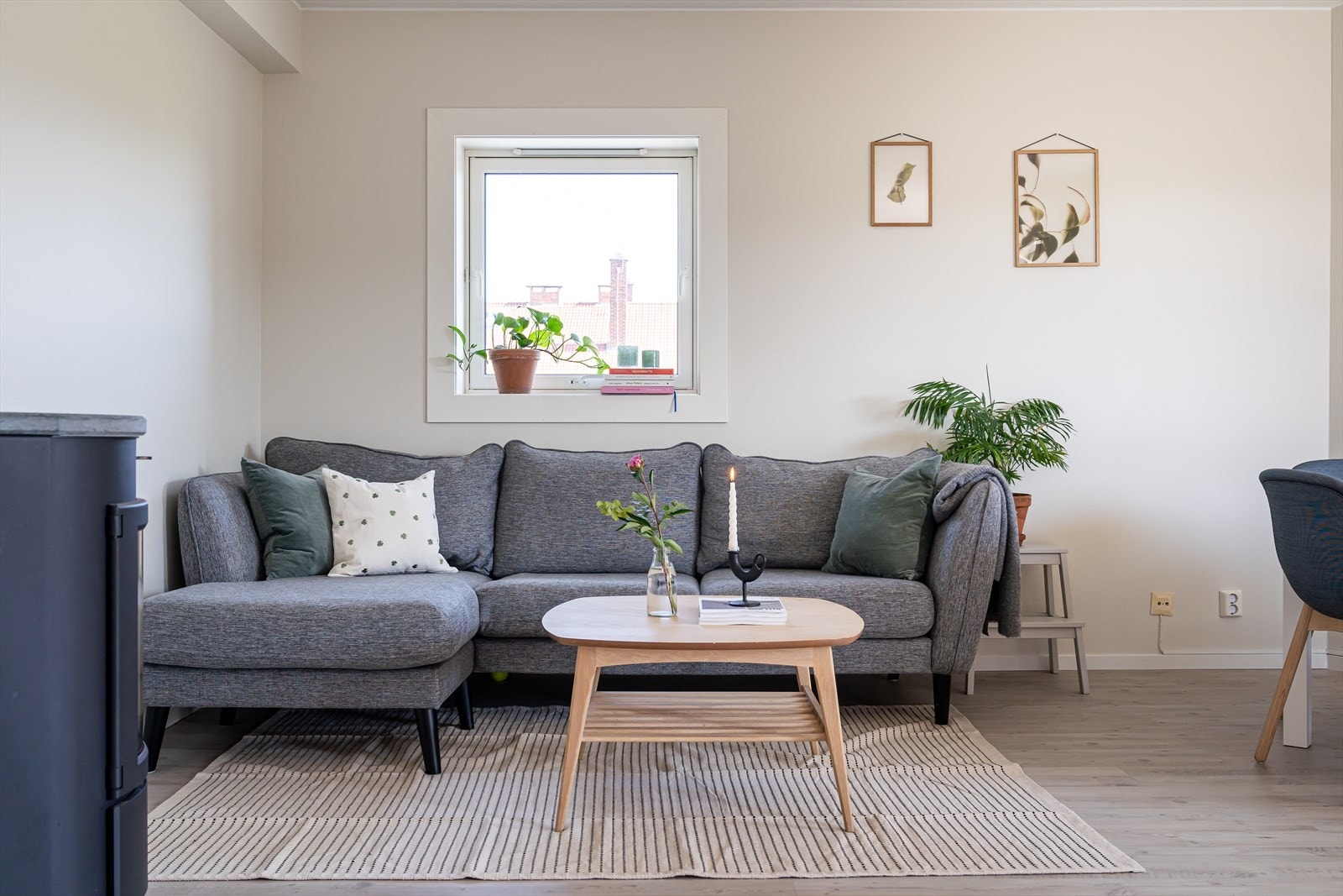 Stuen er lys og trivelig med vinduer på to sider og utgang til en lun, overbygd balkong. Galleribilde