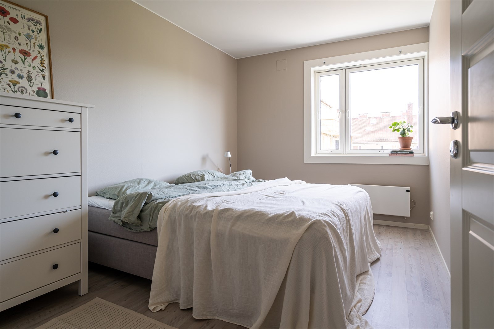 Leiligheten har to lyse og pene soverom med enstavs laminatgulv, samt nymalte overflater med listefri himling og glatte vegger i delikate pasteller. Galleribilde