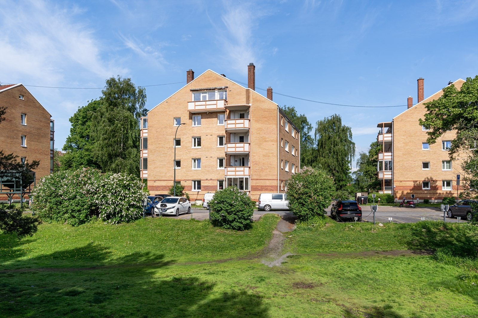 Nordøst for bygget ligger Valhall arena med store konsertarrangementer, og vest for eiendommen finner vi Hovindammen - en liten idyll, med omkringliggende gangstier, sittebenker og grønne lunger. Galleribilde