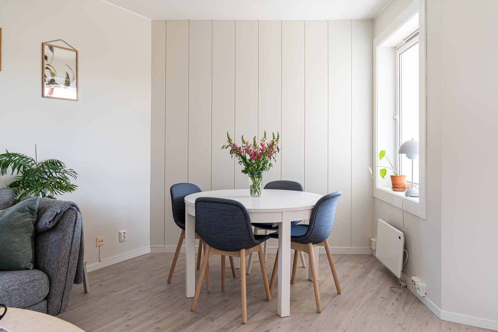 Gulvet har enstavs laminat som står godt til fargevalget. Galleribilde
