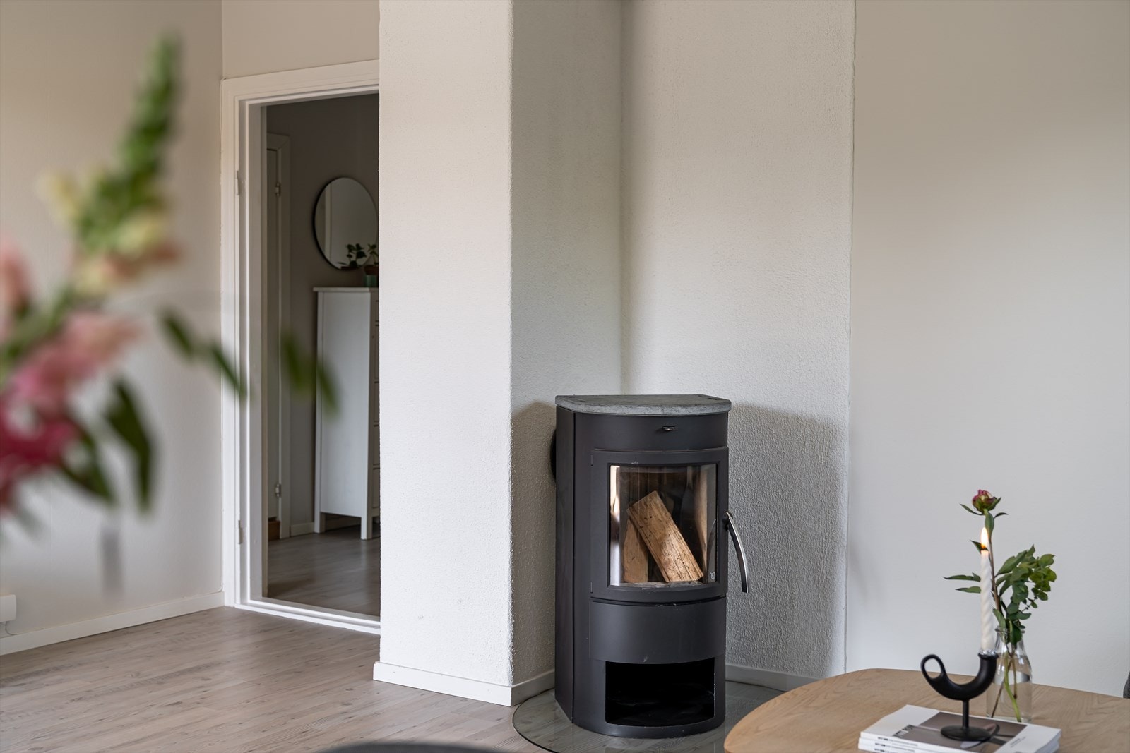 En moderne peisovn gir ekstra hygge og varme til stuen. Galleribilde