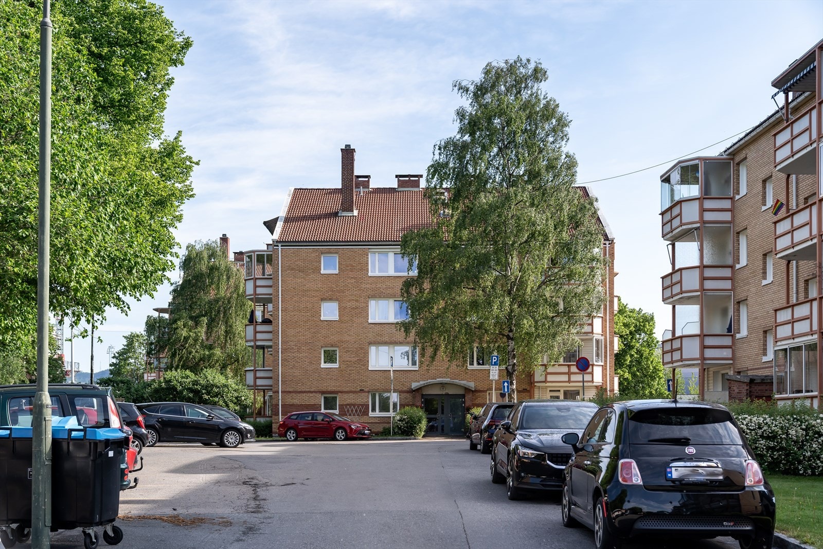 Borettslaget har store grøntarealer rundt og mellom boligblokkene. Galleribilde