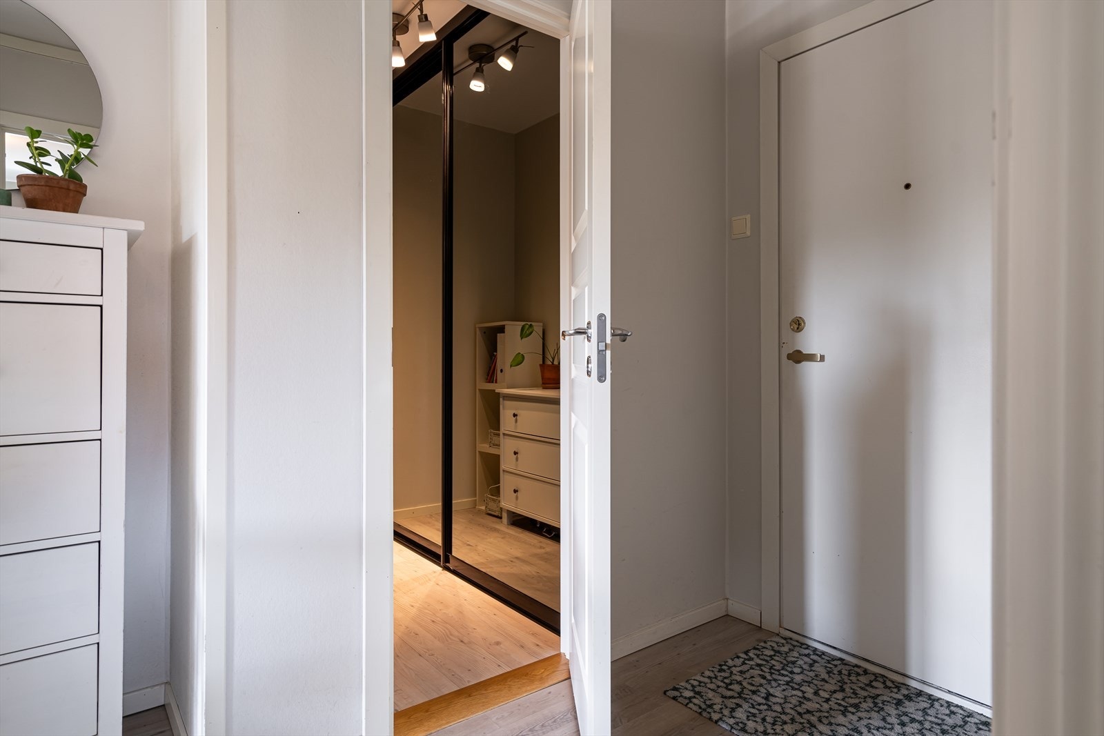 Entreen har enstavs laminatgulv, lysmalte vegger og listefri, hvitmalt himling. Galleribilde